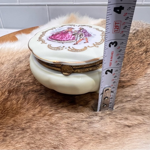 Vintage Porcelain Trinket Box Footed Handpainted Courting Couple Made in Japan - Picture 9 of 10